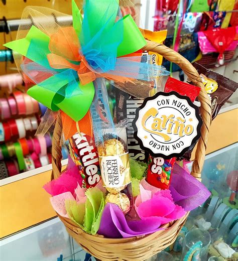 Temático: canastas de dulces variados con chocolates y golosinas