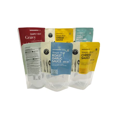 Diseños de envases para diferentes salsas y condimentos en una estantería