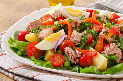 Imagen de una ensalada de atún fresca y colorida con diversos vegetales