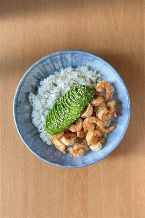 Puerco guisado servido con arroz blanco y aguacate