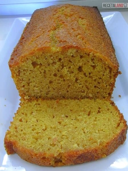 Foto de queque de zapallo amarillo sin huevo, recién horneado y húmedo