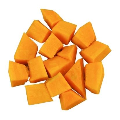 Ilustración o foto de zapallo amarillo en cubos cociéndose
