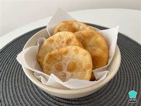 Imagen de tortas fritas alemanas (Kräppel) recién hechas y espolvoreadas con azúcar impalpable
