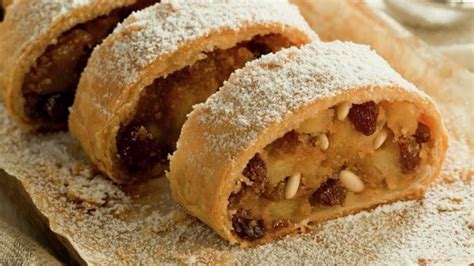 Infografía o collage con varios postres alemanes mencionados (Strudel, Selva Negra, Baumkuchen, Zimtsterne)