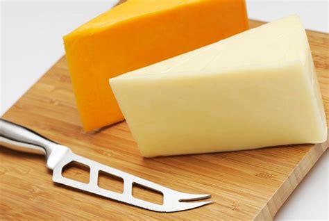 Diferencia de color entre un queso cheddar blanco y uno naranja