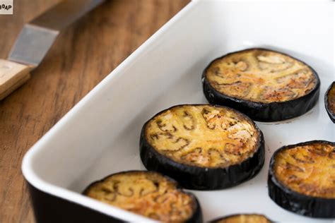 Rodajas de berenjena con aderezo listas para hornear