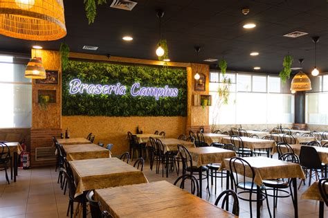 Fotografía del exterior del restaurante Las Brasas Porteñas en el barrio El Almendral