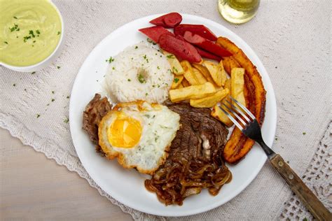 Plato de Lomo a lo Pobre con sus ingredientes tradicionales