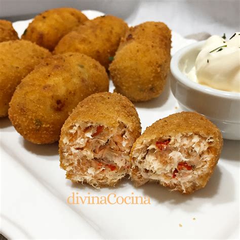 Fotografía de croquetas de atún caseras y doradas en un plato.