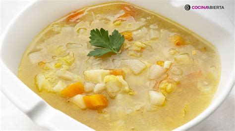 Plato de sopa huertana con verduras variadas