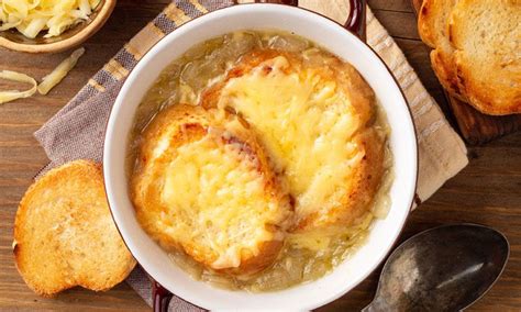 Sopa de cebolla gratinada con pan y queso