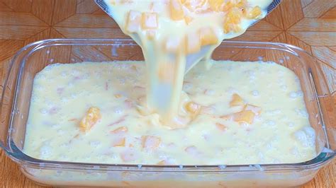 Plato con postre de piña y leche condensada decorado