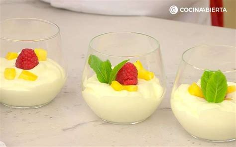 Mousse de piña con nata montada y trozos de piña de decoración