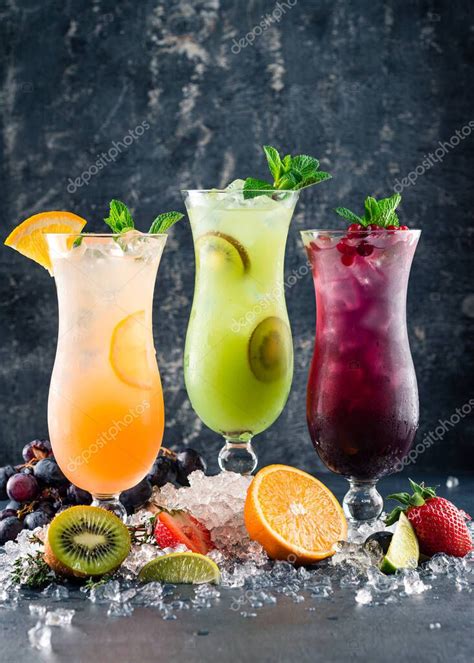 fotografía de varias bebidas tropicales con piña y decoración