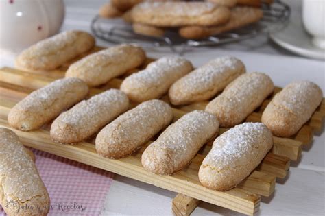 Vainillas o biscuits de soletilla recién horneadas en una bandeja