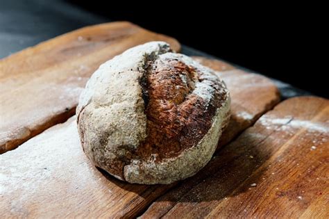 Pan rústico recién horneado con una corteza dorada y una miga visiblemente esponjosa.