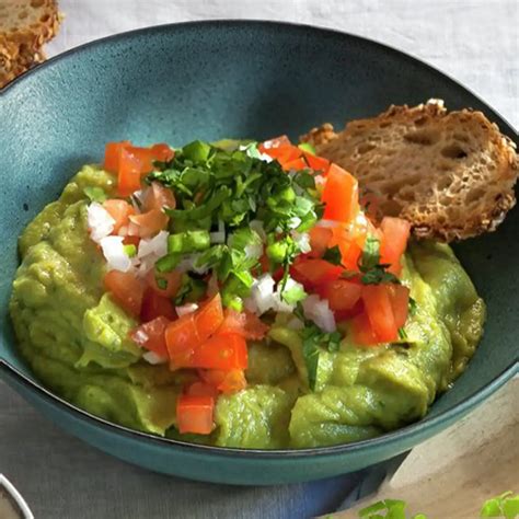 plato de guacamole con totopos y pico de gallo