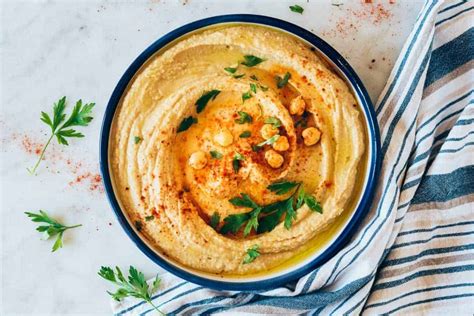 plato de hummus con garbanzos, aceite de oliva y pimentón