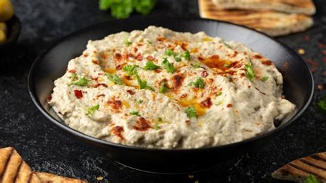 crema de berenjena o baba ganoush en un cuenco