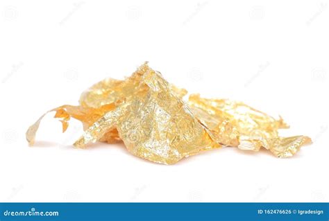 Primer plano de una hoja de oro comestible aplicándose sobre un postre.