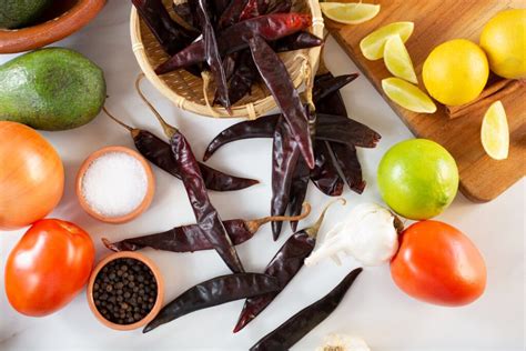 Ingredientes frescos para la marinada Jerk (chiles, cebolla, especias)