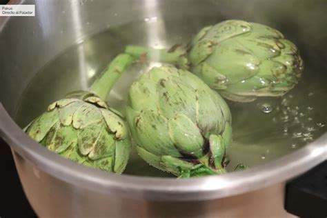 Alcachofas frescas sin pelar listas para cocinar