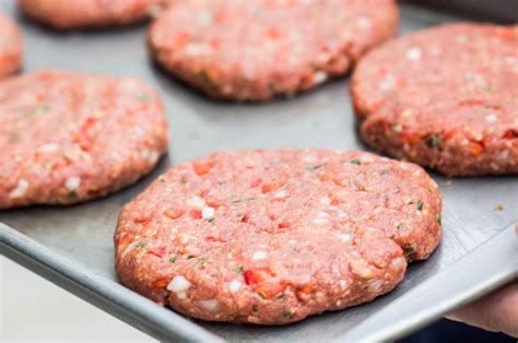 Foto de ingredientes para hamburguesas caseras, incluyendo carne molida y condimentos