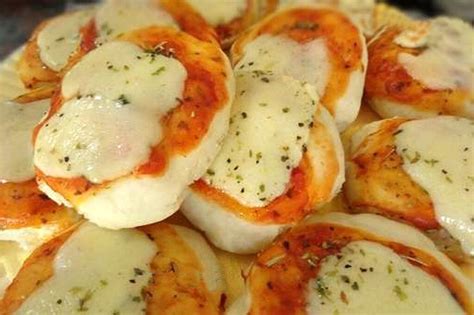 Pizzetas recién horneadas con salsa de tomate, queso y orégano