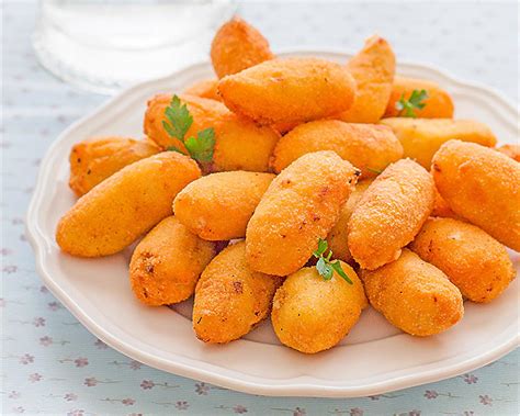 Fotografía de croquetas de arroz caseras doradas