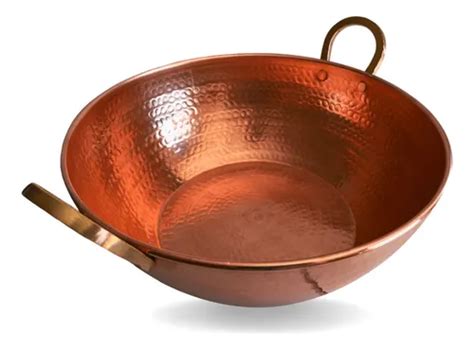 imagen comparativa de una olla de cobre sucia y otra brillante después de ser tratada con kétchup