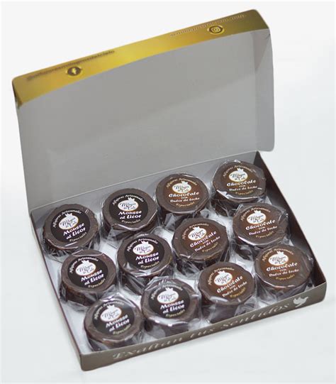 Caja de cartulina abierta mostrando alfajores bien distribuidos en sus compartimentos