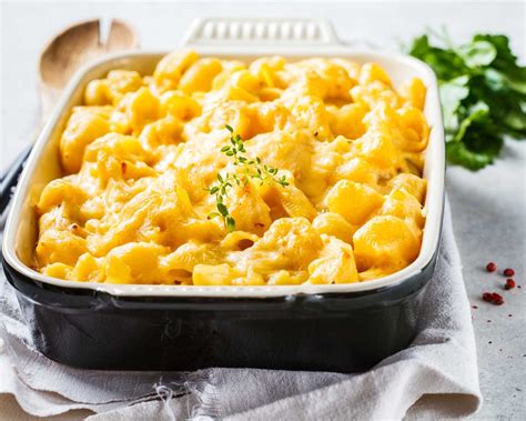 Macarrones con queso recién gratinados, dorados y burbujeantes, listos para servir