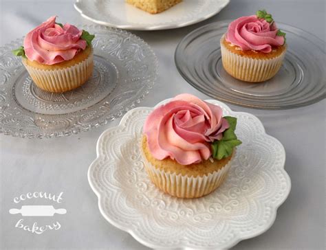 Foto de tartas y cupcakes decorados con rosas de glasa y buttercream