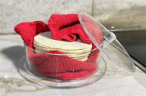Tortillas envueltas en un paño dentro de un tortillero