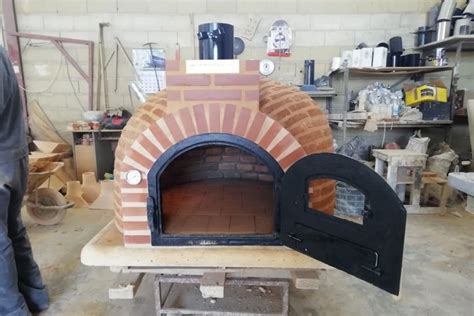 esquema de horno a gas con ladrillos refractarios en la base