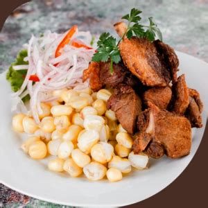 Plato de chicharrón servido con arepa y fríjoles