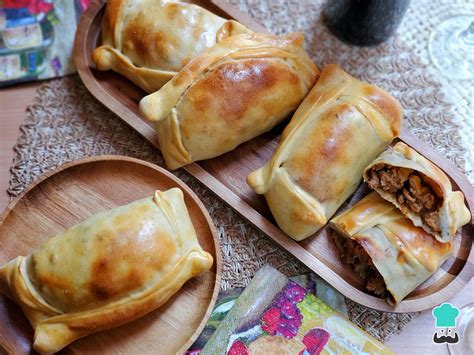 Empanadas de pino recién horneadas con el repulgue característico