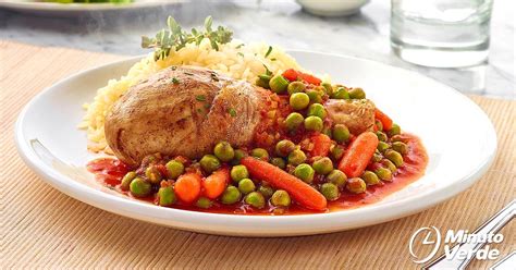 Plato de pollo arvejado con arroz y guarnición de perejil