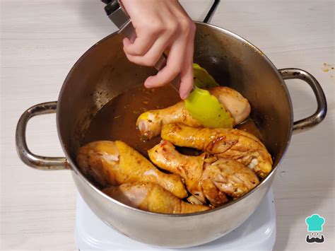 Pollo sellándose en una olla