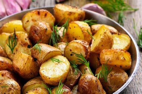 plato de papas al horno con romero y aceite de oliva
