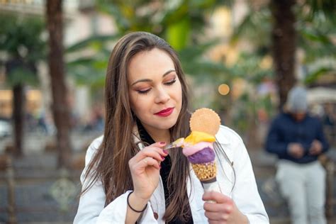 Persona comiendo helado lentamente en una cuchara