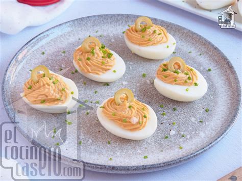 Infografía con los ingredientes básicos para huevos rellenos de atún