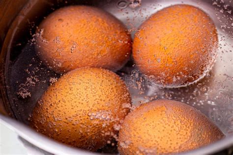 Cacerola con huevos hirviendo en agua