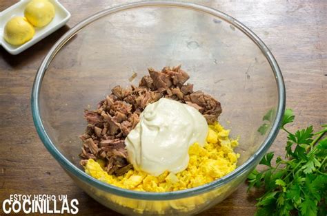 Mezcla de atún, yemas y mayonesa en un bol
