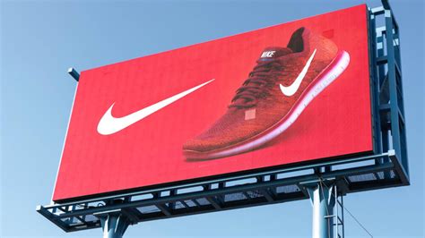 Mildred Hayes (Frances McDormand) frente a las tres vallas publicitarias que ha alquilado.