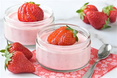 Esquema de presentación del mini mousse en capas: base, relleno de fresa y cobertura brillante de chocolate.