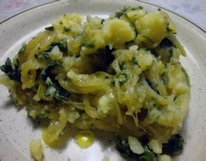 Infografía: pasos visuales para saltear acelgas con cebolla y aceite de oliva para un relleno