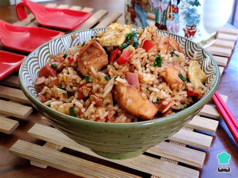 Representación del Arroz Chaufa de Pollo, mostrando su textura y color