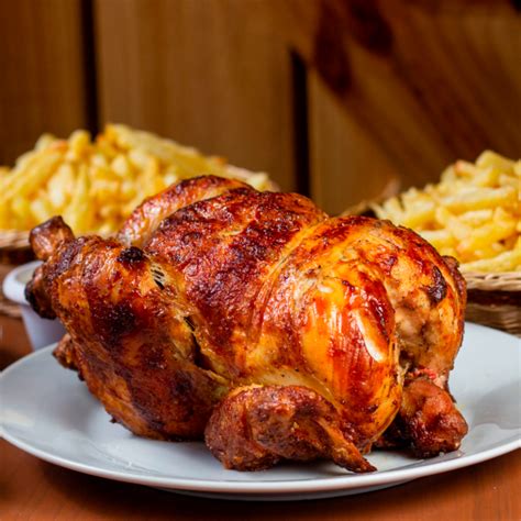 Foto de un pollo a la brasa dorado y crujiente en un restaurante típico