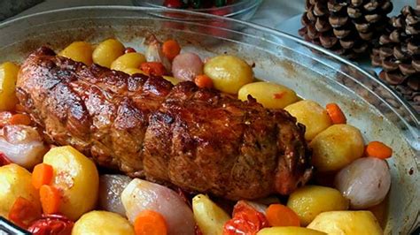 bandeja de horno con lomo de cerdo asado, patatas, zanahorias y cebolla